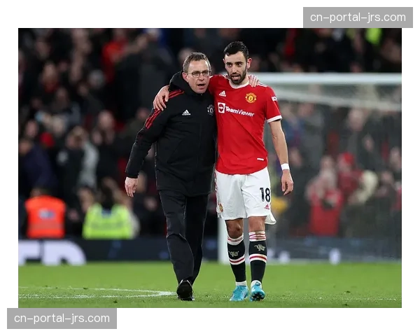 “现场:曼联获得关键任意球,B费与拉什福德就主罚选择进行紧急商议” “现场:曼联获得关键任意球,B费与拉什福德就主罚选择进行紧急商议”