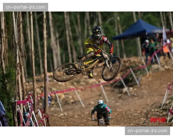 UCI更新下坡赛（DHI）车手安全装备强制规范，新增颈部保护装置建议